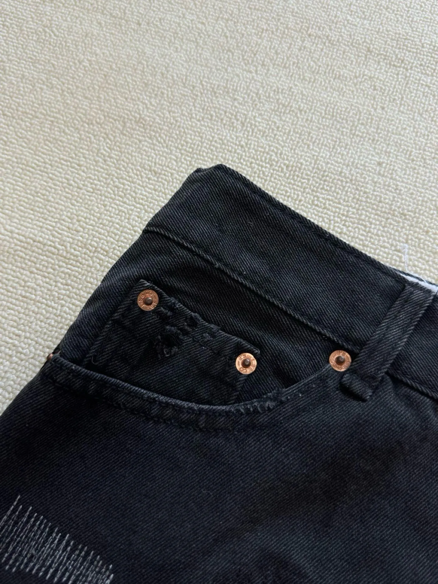 -Size upper body P246#G22 GALLERY DEPT. Skull hand-stitched distressed distressed jeans -Color: Black -Size: S-XXL